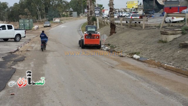 كفرقاسم : بعد توجه قسماوي نت للسيد نادر ابو عقل طواقم العمل تباشر بتنظيف الشارع مما افسده سائق شاحنة الزفته